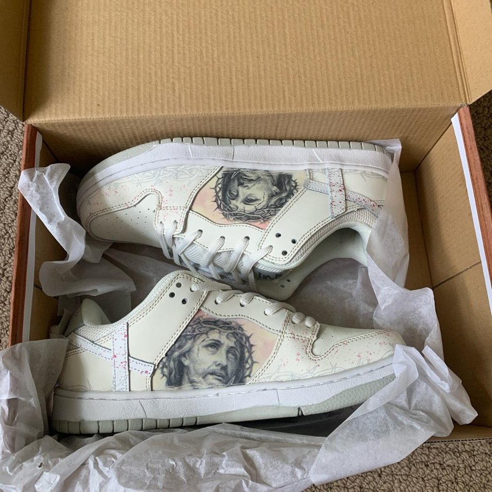 KITO wares passion of Christ dunk low. Size 8.